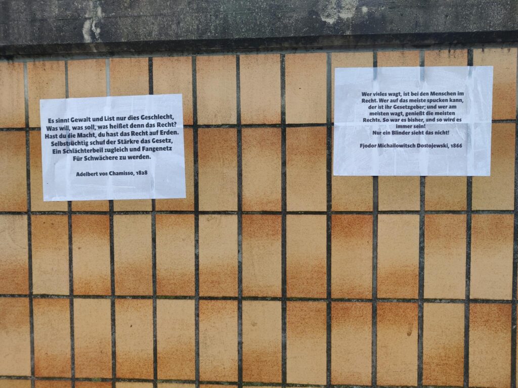 Zwei Zitate mit Gerichtskritik auf Plakaten