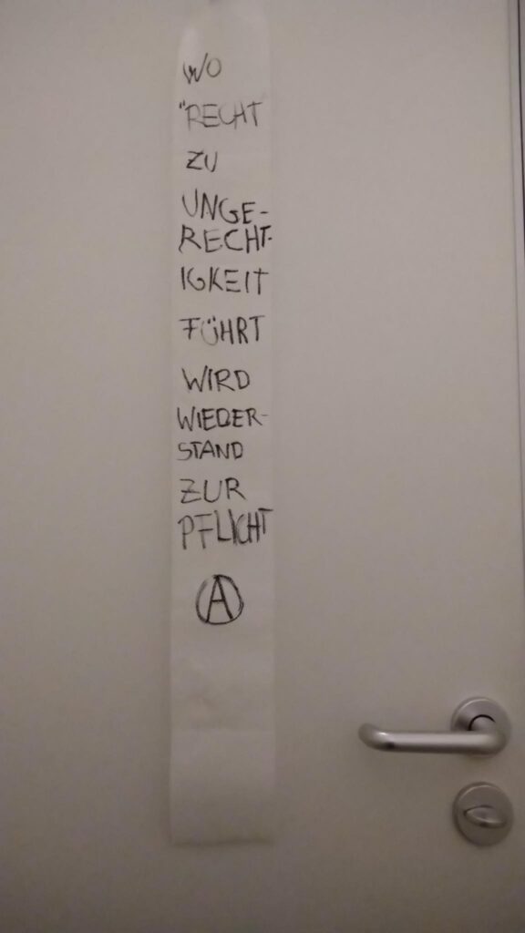 Toilettenpapier beschriftet mit: "Wo Recht zu Ungerechtigkeit führt, wird Widerstand zur Pflicht" mit Anarchie-A
