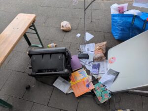 Umgeworfener Tisch, Lautsprecher, Bücher am Boden liegend durcheinander