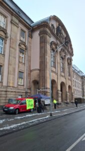 Bild von großem Gebäude, Landgericht in Mönchengladbach, davor Mahnwache