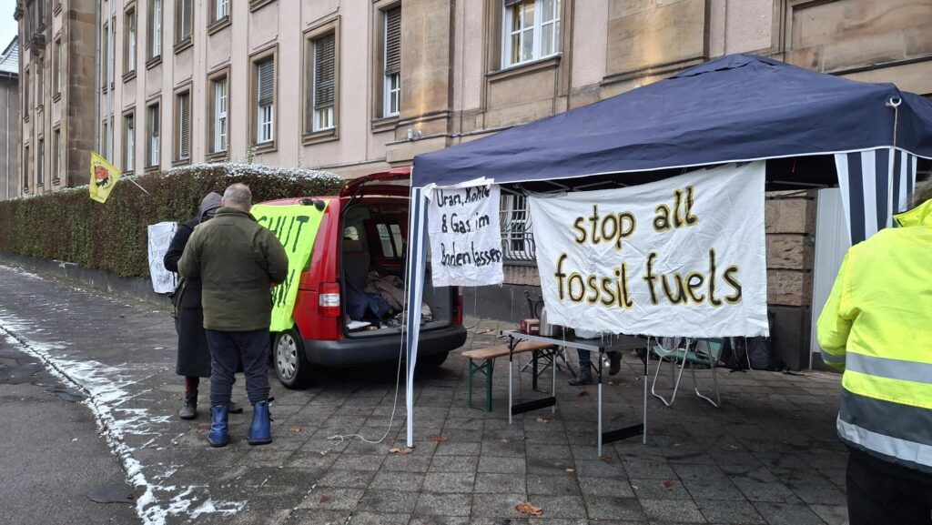 Mahnwache mit Transparent "stop all fossil fuels"