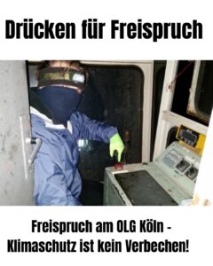 "Drücken für Freispruch" steht über einem Bild wo ein vermummter Mensch in einer Baggerkabine den Finger über einem roten Knopf zum Drücken hebt, darunter steht "Freispruch am OLG Köln - KLimaschutz ist kein Verbrechen"
