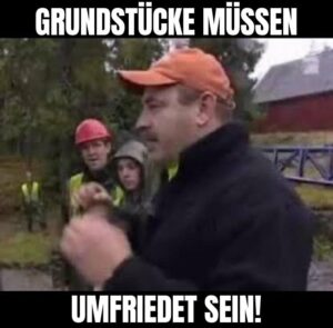 Mehrere Menschen stehen in Warnfesten und mit geballten Fäusten da, über und unter dem Bild Text "Grundstücke müssen umfriedet sein!"